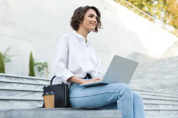 Härlig Ung Kvinna Sitter Bänken Utomhus Gatan Som Använder Bärbar — Stockfoto