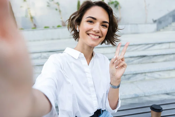 Jovem Atraente Fones Ouvido Rua Tirando Uma Selfie — Fotografia de Stock