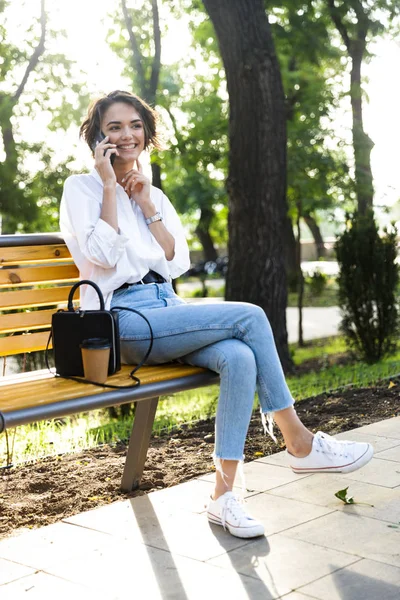 Mulher Bonita Sentada Banco Livre Rua Falando Telefone Celular Bebendo — Fotografia de Stock