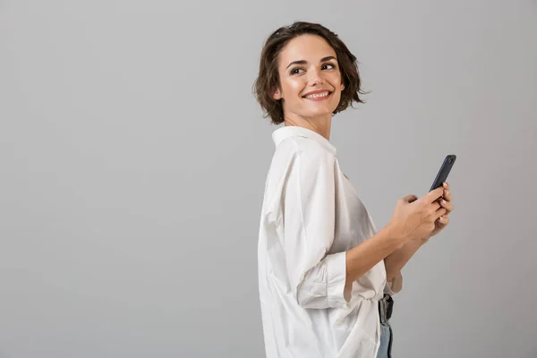 Snímek Šťastné Mladé Ženy Představují Izolované Šedá Stěna Pozadí Pomocí — Stock fotografie