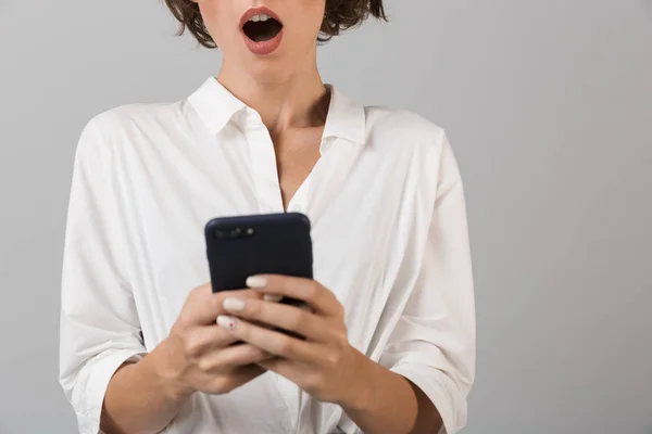 Foto Recortada Una Joven Mujer Negocios Conmocionada Posando Aislada Sobre — Foto de Stock