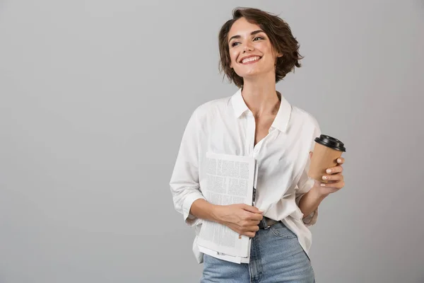 Foto Einer Glücklichen Jungen Frau Posiert Isoliert Vor Grauem Hintergrund — Stockfoto