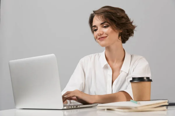 Imagem Jovem Mulher Negócios Alegre Posando Isolado Sobre Fundo Parede — Fotografia de Stock