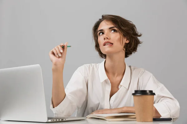 Imagen Una Joven Mujer Negocios Seria Posando Aislada Sobre Fondo — Foto de Stock