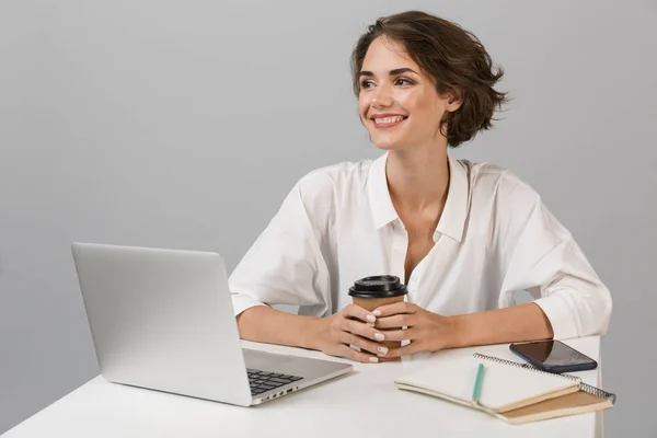 Imagem Jovem Mulher Negócios Alegre Posando Isolado Sobre Fundo Parede — Fotografia de Stock