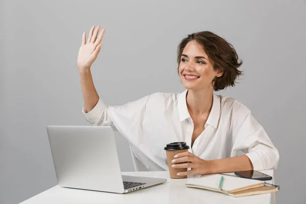 Imagem Jovem Mulher Negócios Alegre Posando Isolado Sobre Fundo Parede — Fotografia de Stock