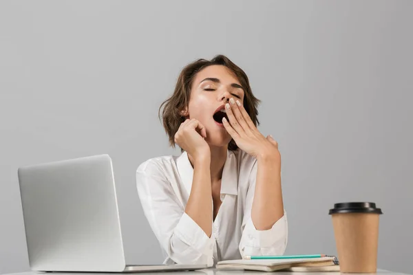 Foto Una Aburrida Joven Cansada Sentada Mesa Aislada Sobre Fondo — Foto de Stock