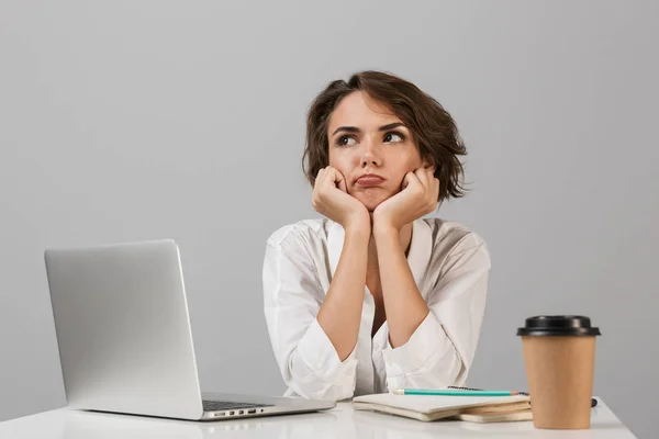 Imagen Una Joven Mujer Negocios Seria Posando Aislada Sobre Fondo — Foto de Stock