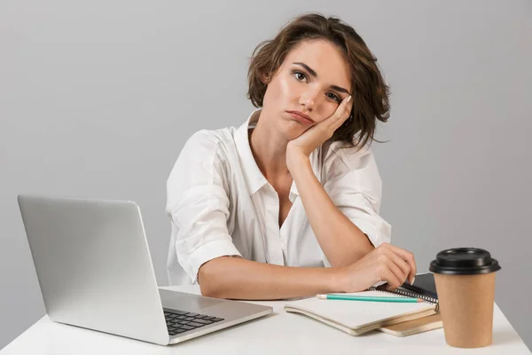 Photo Une Jeune Femme Fatiguée Ennuyant Assis Table Isolé Sur — Photo