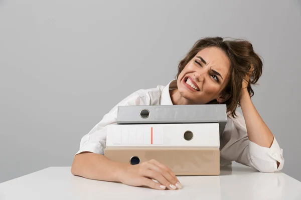 Photo Une Jeune Femme Confus Assis Table Isolé Sur Fond — Photo