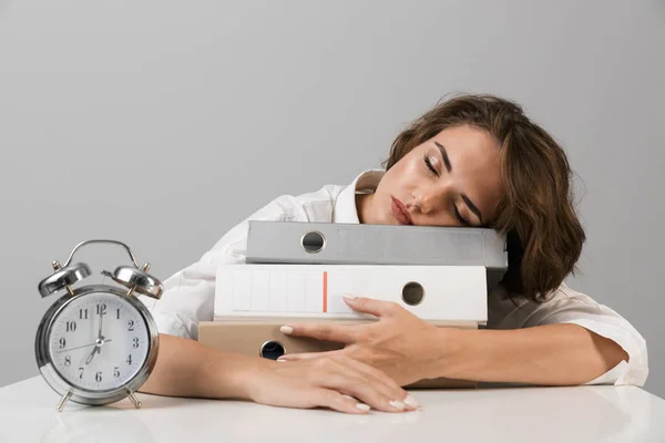 Beeld Van Jonge Slapende Zakenvrouw Geïsoleerd Grijs Muur Achtergrond Zitten — Stockfoto