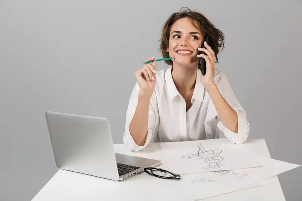 Image Young Business Woman Posing Isolated Grey Wall Background Sitting — Stock Photo, Image