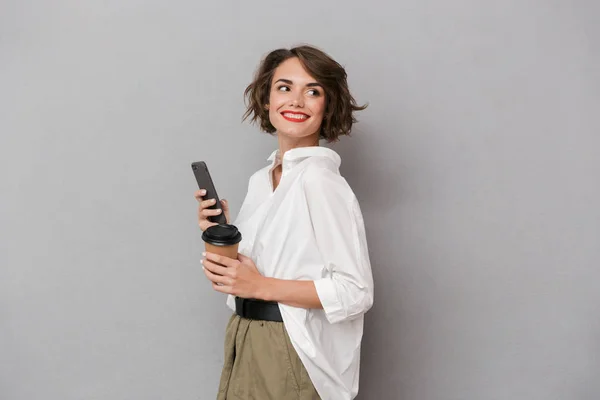 Foto Positiv Kvinna 20S Innehav Takeaway Kaffe Och Använda Mobiltelefon — Stockfoto