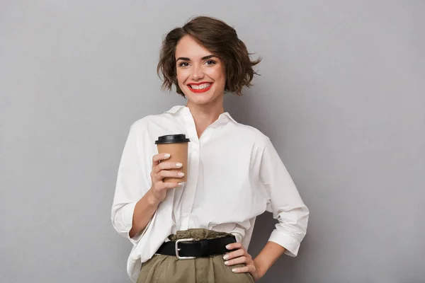 Φωτογραφία Πανέμορφη Γυναίκα 20S Χαμογελώντας Και Κρατώντας Takeaway Καφέ Που — Φωτογραφία Αρχείου