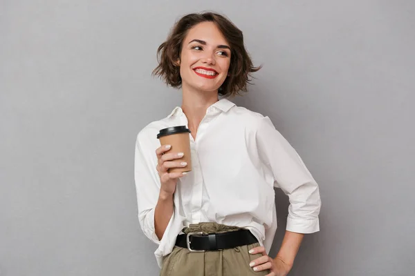 Foto Mujer Positiva Años Sonriendo Sosteniendo Café Para Llevar Aislado —  Fotos de Stock