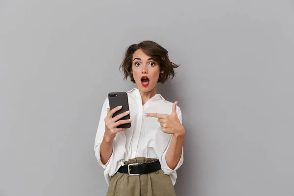 Foto Mujer Sorprendida 20S Sosteniendo Utilizando Teléfono Móvil Aislado Sobre — Foto de Stock