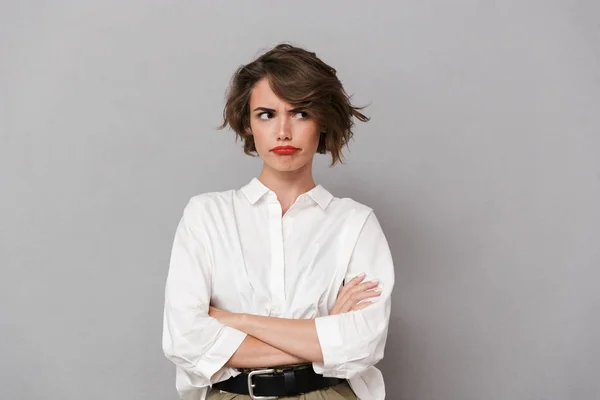 Retrato Una Joven Disgustada Vestida Con Camisa Blanca Pie Aislada —  Fotos de Stock