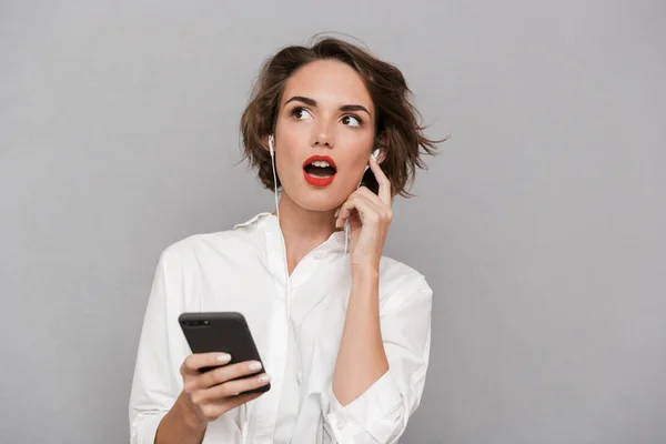 Foto Hermosa Mujer Años Escuchando Música Teléfono Inteligente Través Auriculares — Foto de Stock