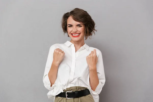 Retrato Uma Jovem Alegre Vestida Camisa Branca Isolado Sobre Fundo — Fotografia de Stock