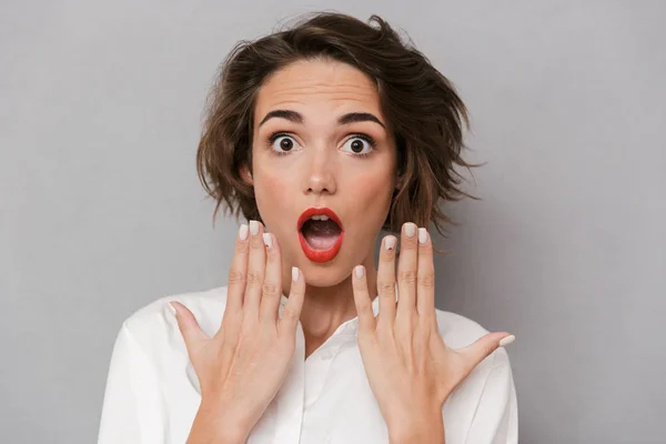 Portret Van Een Geschokt Jonge Vrouw Boven Grijze Achtergrond Geïsoleerd — Stockfoto