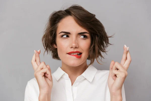 Portret Van Een Bezorgd Jonge Vrouw Boven Grijze Achtergrond Geïsoleerd — Stockfoto