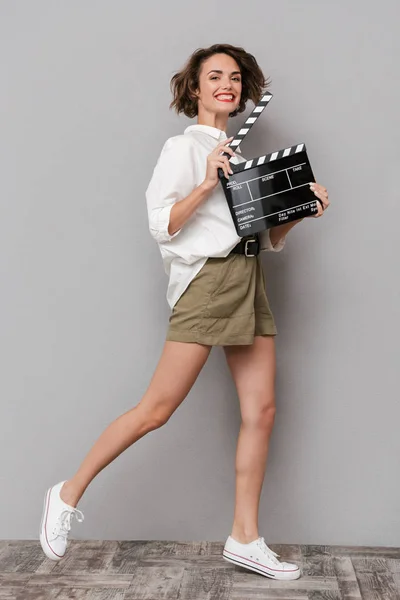 Foto Mujer Morena Años Sonriendo Sosteniendo Clapperboard Negro Aislado Sobre — Foto de Stock