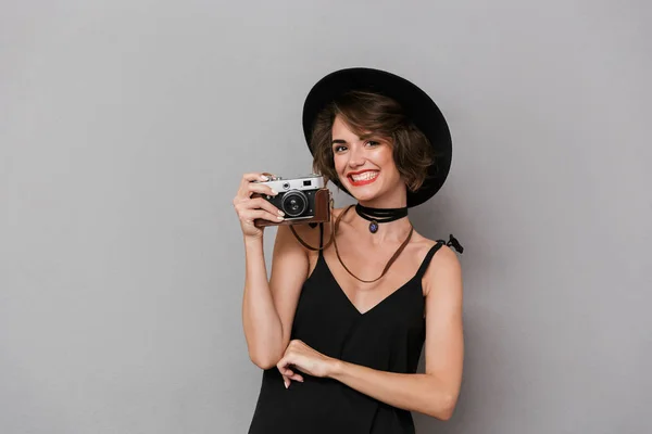 Foto Mujer Caucásica Años Usando Vestido Negro Sombrero Fotografiando Cámara — Foto de Stock