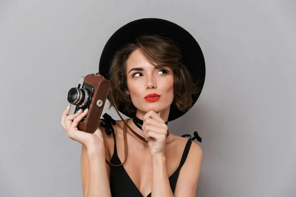 Foto Mujer Europea Años Usando Vestido Negro Sombrero Fotografiando Cámara —  Fotos de Stock