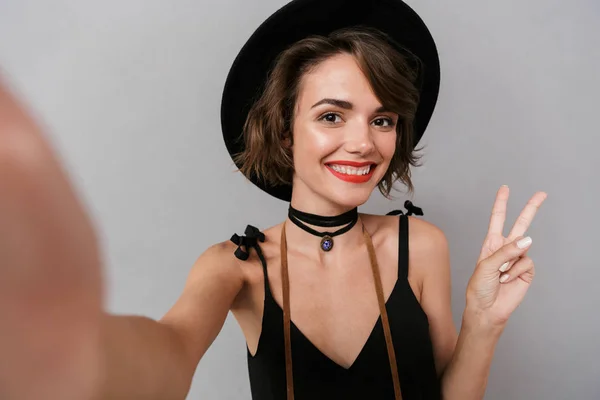 Mujer Encantadora 20S Vistiendo Vestido Negro Sombrero Sonriendo Tomando Foto —  Fotos de Stock
