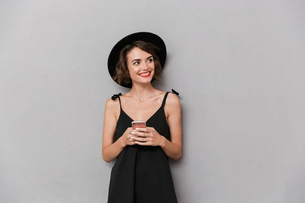 Foto Mulher Positiva 20S Vestindo Vestido Preto Chapéu Sorrindo Para — Fotografia de Stock