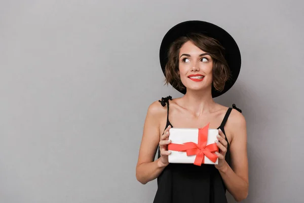 Фотографія Щасливої Жінки 20S Чорній Сукні Капелюсі Тримає Подарункову Коробку — стокове фото