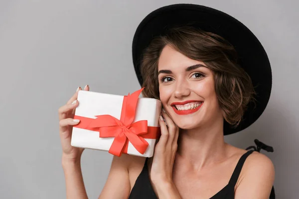 Foto Mujer Feliz 20S Usando Vestido Negro Sombrero Que Sostiene — Foto de Stock