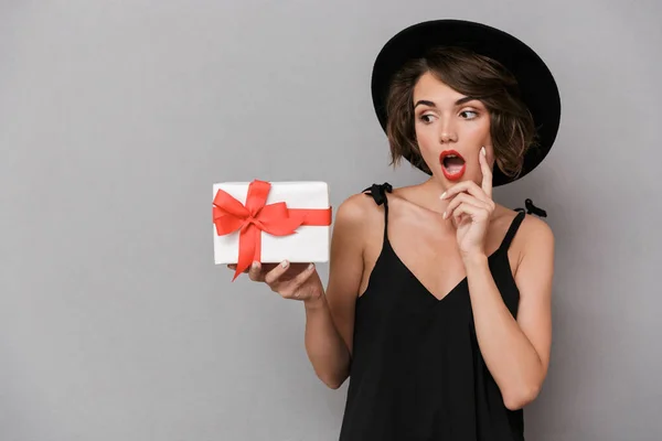 Foto Mujer Excitada Años Usando Vestido Negro Sombrero Sosteniendo Caja — Foto de Stock