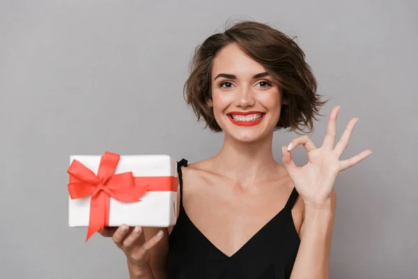 Foto Van Prachtige Vrouw 20S Dragen Zwarte Jurk Houden Geïsoleerd — Stockfoto