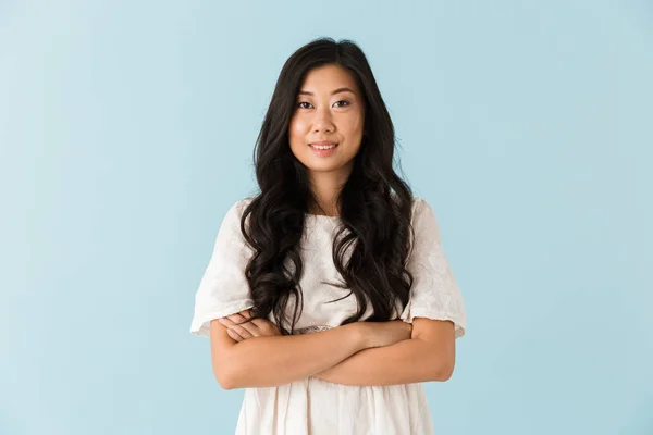 Afbeelding Van Gelukkige Jonge Aziatische Mooie Vrouw Poseren Geïsoleerd Blauwe — Stockfoto