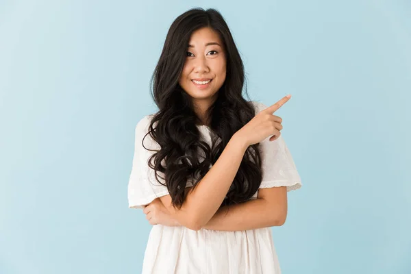 Изображение Счастливой Молодой Азиатской Красивой Женщины Позирующей Голубом Фоне — стоковое фото