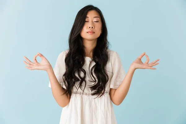 Imagem Jovem Asiático Bela Mulher Isolada Sobre Fundo Azul Meditar — Fotografia de Stock