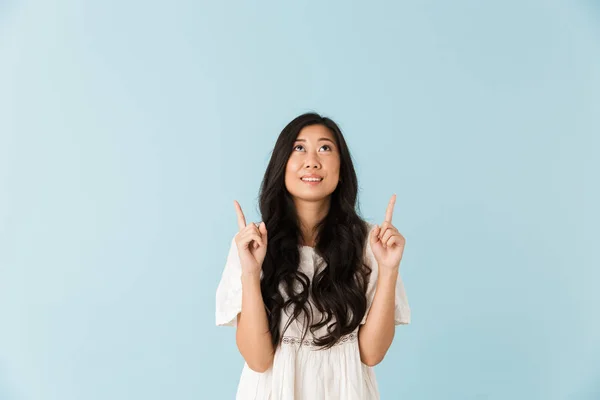 Kép Boldog Fiatal Ázsiai Gyönyörű Pózol Elszigetelt Felett Kék Háttér — Stock Fotó
