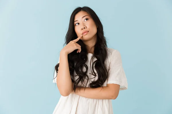 Foto Van Denken Jonge Aziatische Mooie Vrouw Poseren Geïsoleerd Blauwe — Stockfoto