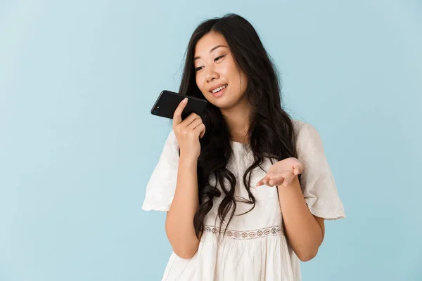 Изображение Молодой Азиатской Красивой Женщины Синем Фоне Разговаривающей Мобильному Телефону — стоковое фото