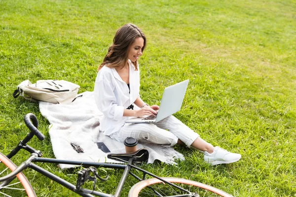 Pretty Young Woman Bicyclist Spending Time Park Sitting Grass Using — Stock Photo, Image