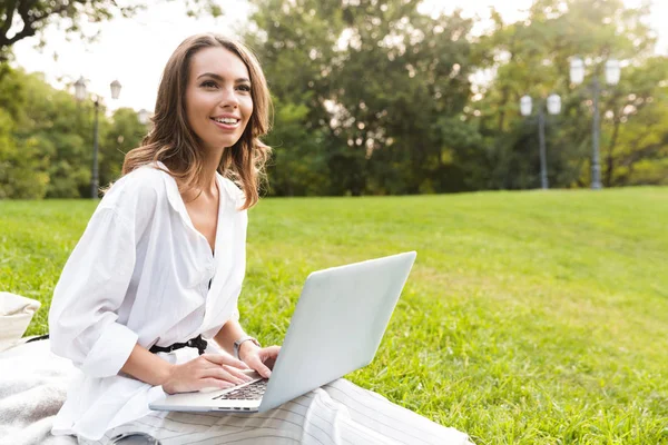 Cheerful Young Woman Spending Time Park Sitting Grass Using Laptop — Stock Photo, Image