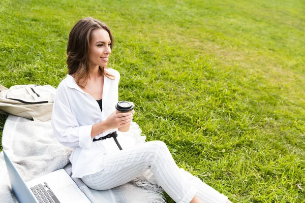 Radosny Młoda Kobieta Spędzać Czas Parku Siedząc Trawie Laptopa Trzymając — Zdjęcie stockowe