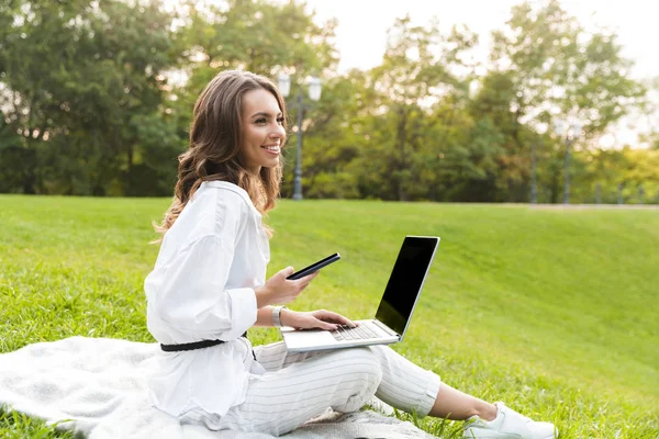 Happy Young Woman Spending Time Park Sitting Grass Using Laptop — Stock Photo, Image