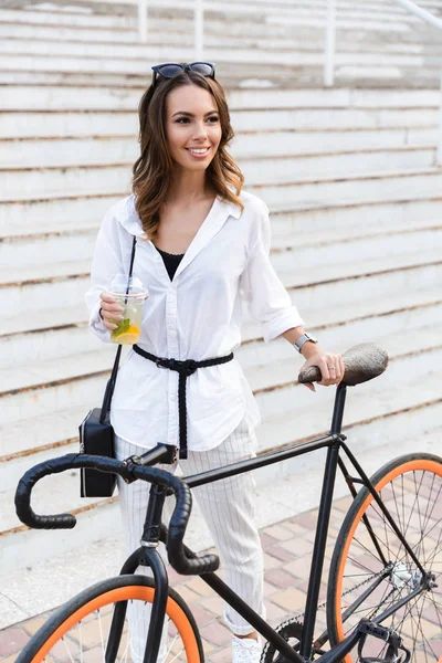 Милая Молодая Женщина Проводит Время Парке Гуляет Велосипеде Пьет Лимонад — стоковое фото