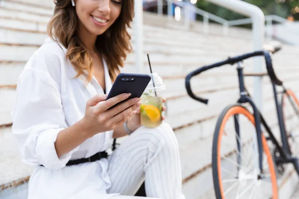 Beskuren Bild Glad Ung Kvinna Spendera Tid Parken Sitter Med — Stockfoto