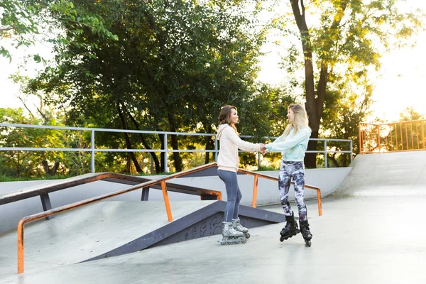 Två Glada Unga Tjejer Rullskridskor Spendera Tid Skatepark — Stockfoto