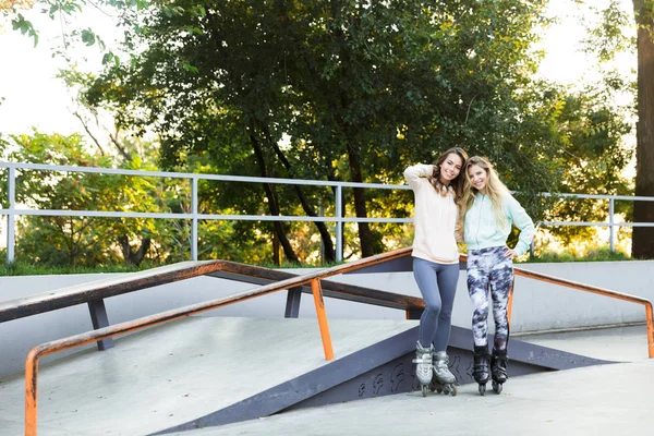 Dva Usmívající Mladé Dívky Kolečkových Bruslích Tráví Čas Skate Park — Stock fotografie