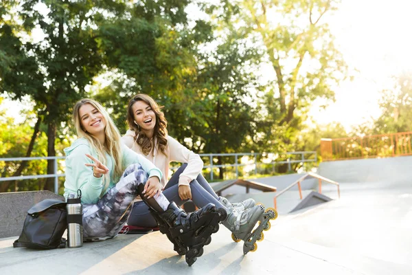 Duas Jovens Garotas Alegres Patins Passando Tempo Parque Skate Descansando — Fotografia de Stock