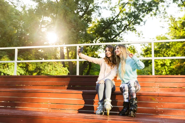 Duas Jovens Garotas Alegres Patins Passando Tempo Parque Skate Descansando — Fotografia de Stock